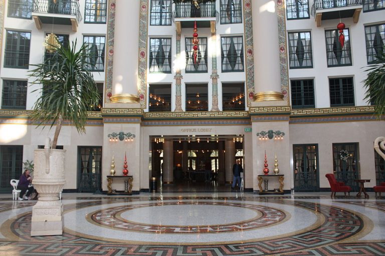 1024px-west_baden_springs_hotel_3